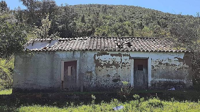 ruin with land near Sao Marcos da Serra