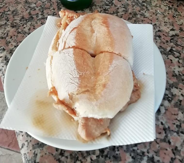 Bifana, broodje warm vlees uit Portugal